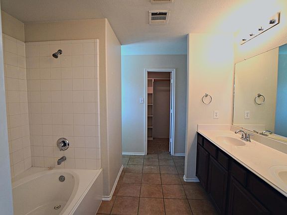 4th image of 1209 Silver Maple Ln