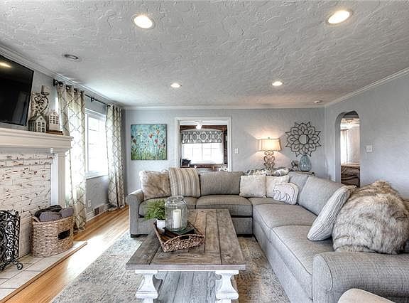 5th image of 5924 N Lenox Ave