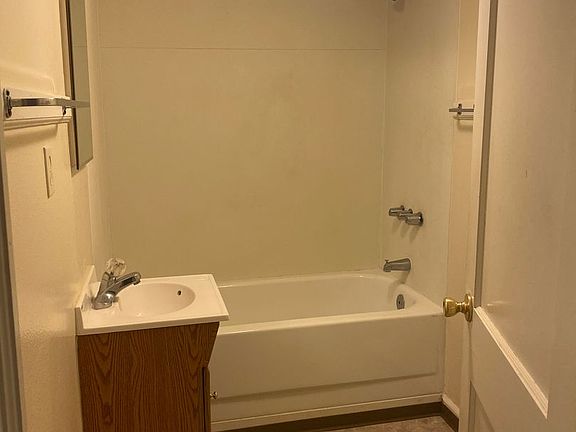 4th image of 821 E 11th St #5