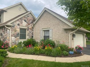 4524 Oak Pointe Dr, Brighton, MI