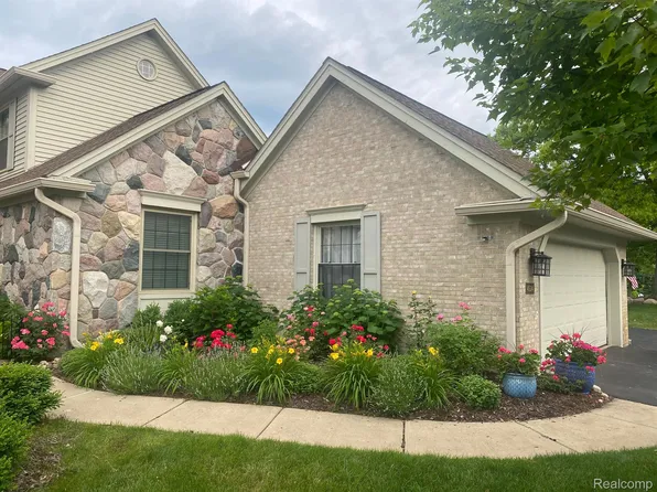 4524 Oak Pointe Dr, Brighton, MI 48116