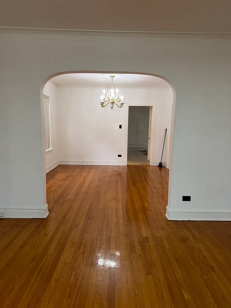 3 bed, 1.0 bath, 1100 sqft, $2,050 — Photo 3