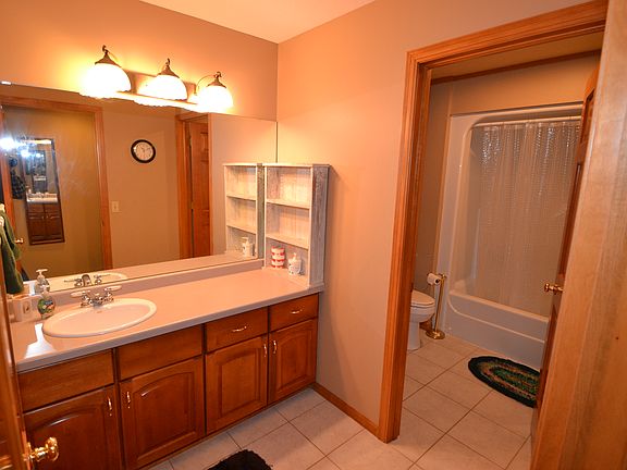 5th image of 2578 Oriole Ave N