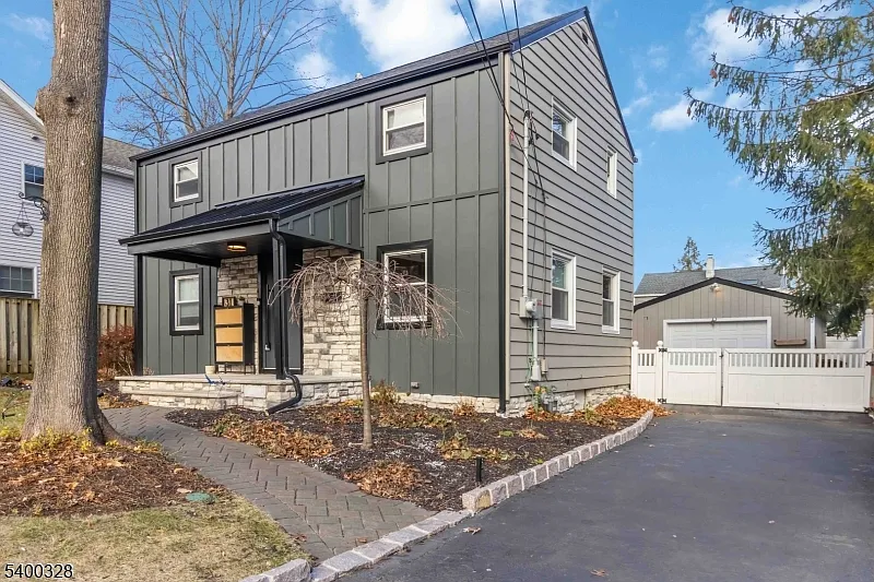 3 bed, 1.0 bath, 1296 sqft, $3,975 — Photo 2