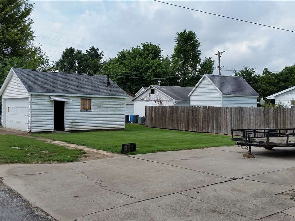 2nd image of 220 W 9th St