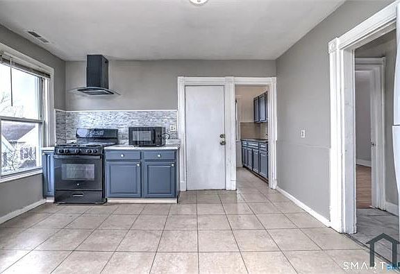 4th image of 168 Lloyd St #3