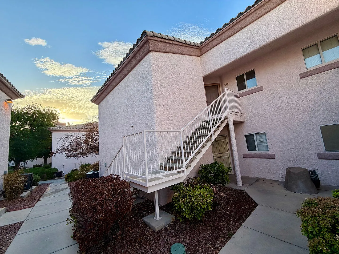 Lovely 2 bedroom condo — Photo 2