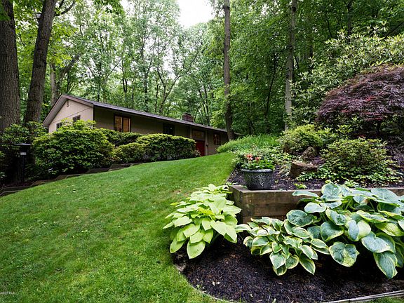 4th image of 87 Deepdale Dr