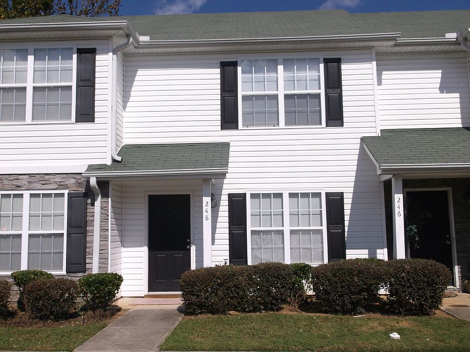 Two story townhouse in Hiram
