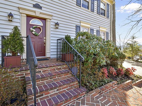 2nd image of 15437 Beachview Dr
