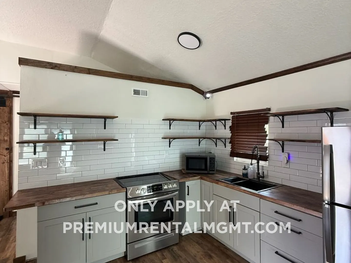 Manufactured home. Updated with a modern touch — Photo 2