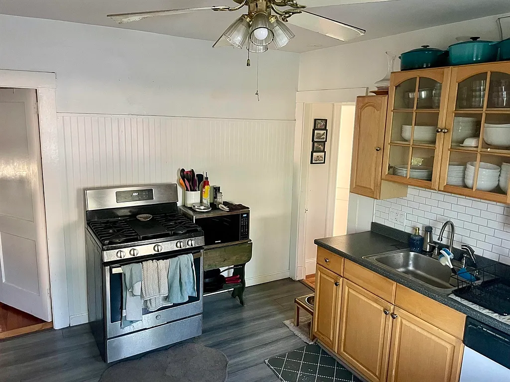 3 bed, 1.0 bath, 1000 sqft, $3,350 — Photo 2