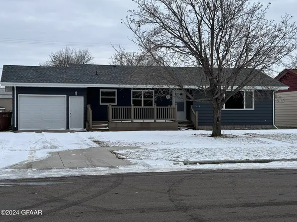 707 Clark Ave, Larimore, ND 58251