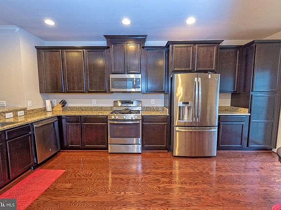 3rd image of 209 Woodstream Cir