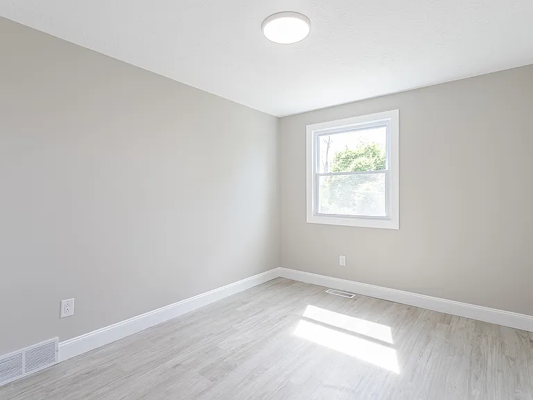1736 Elmwood Cir — Photo 10