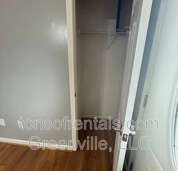 305 Scott St — Photo 9