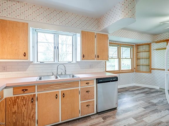 5th image of 1484 Elm Grove Ave
