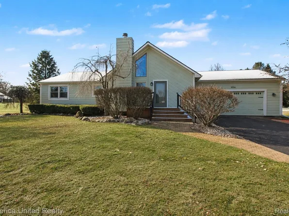 9156 Apple Orchard Dr, Fenton, MI 48430