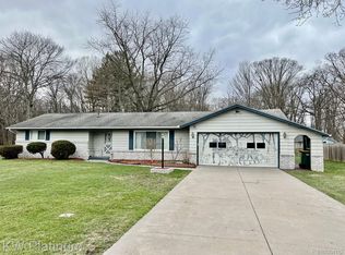 3289 W Charmwood Dr, Port Huron, MI 48060