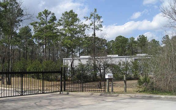  Surrounding commercial property