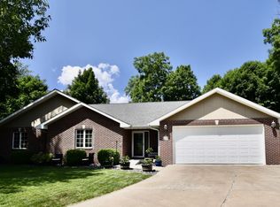 3 Timbers Ct, Bloomington, IL 61701