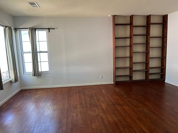Livingroom wit build in bookshelves
