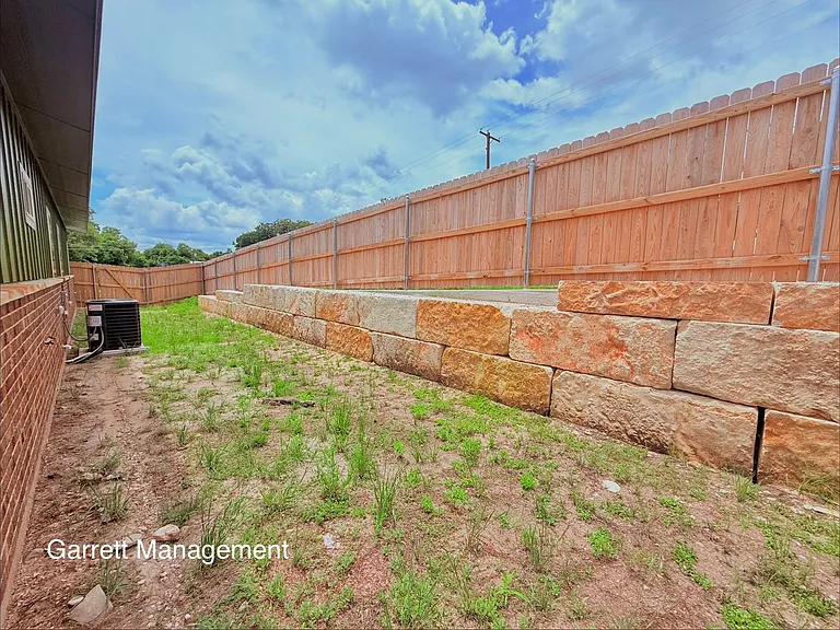 207 N Ridge St — Photo 3