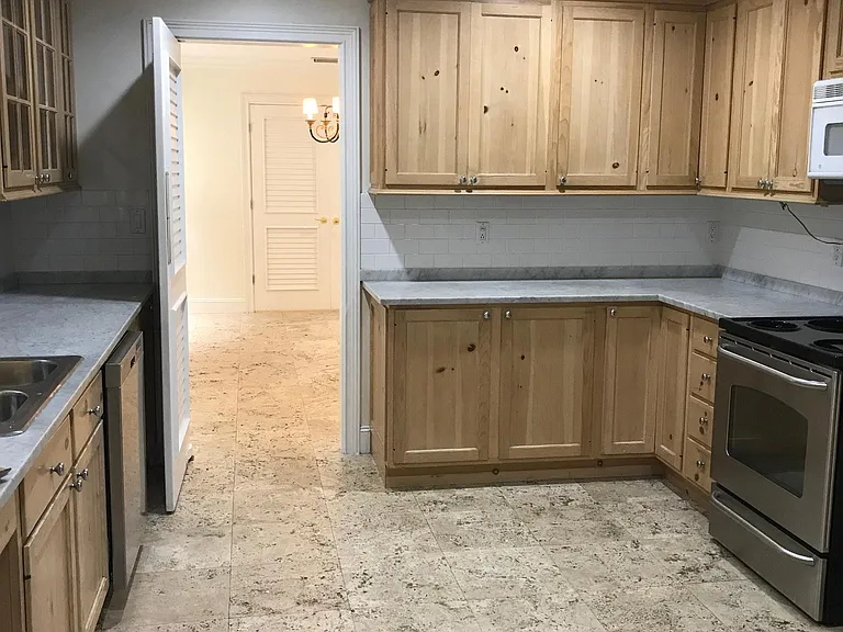 1037 Alfonso Ave — Photo 5