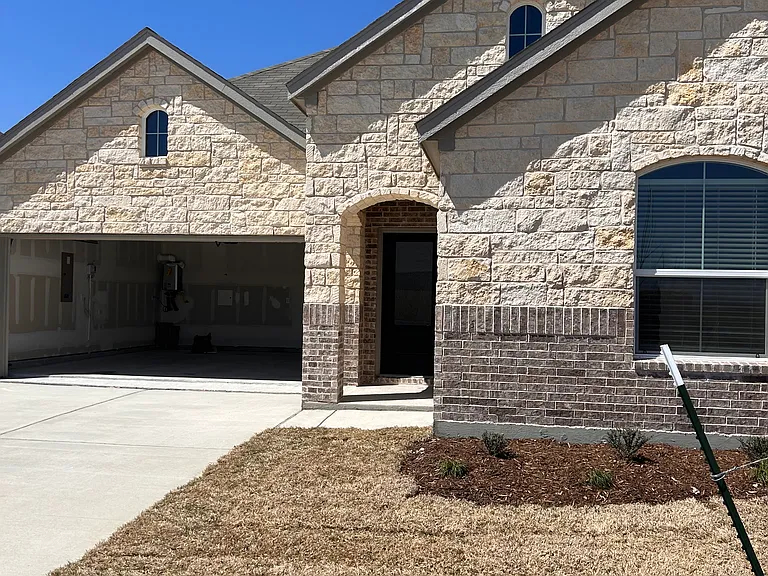 1020 Flameleaf Dr — Photo 2