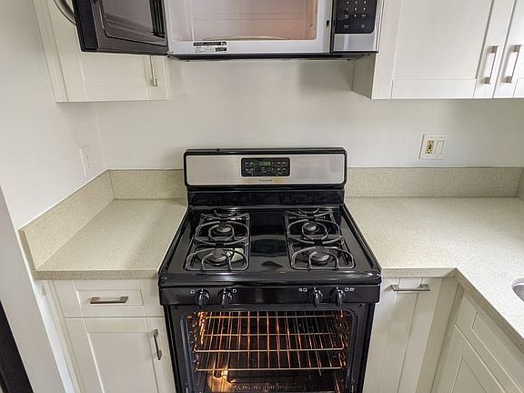 5th image of 121 8th St APT B