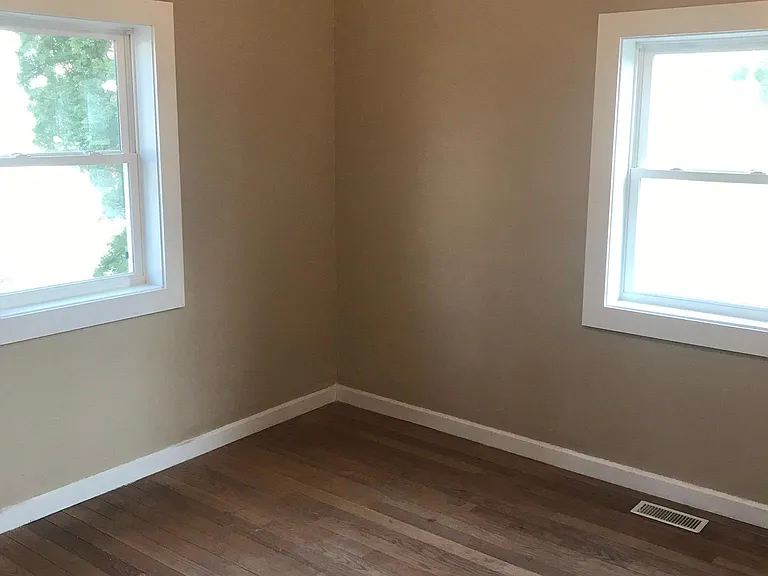121 N White St — Photo 9