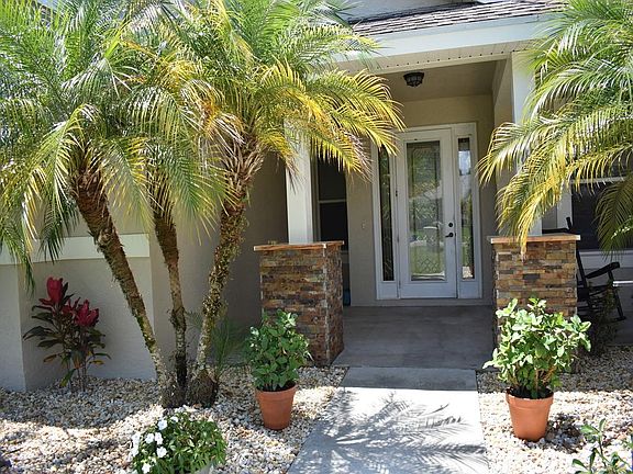 4th image of 906 SE 14th Ct