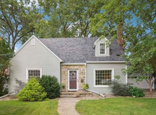 135 Woodstock Rd, Waterloo, IA 50701