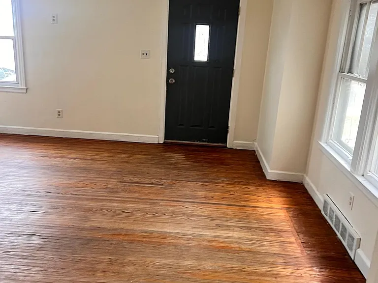 3417 Pine Ave — Photo 2