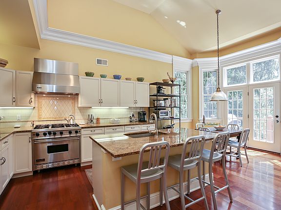 Gourmet eat-in cooks' kitchen with stainless Vikin