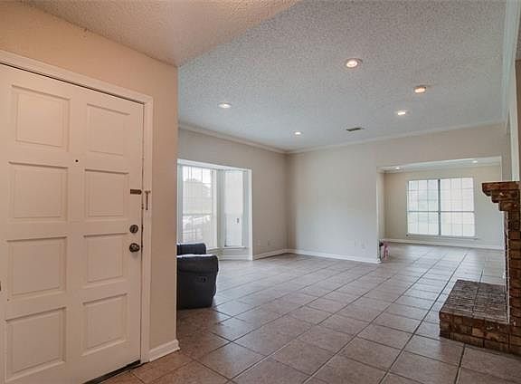 4th image of 2102 Woodglen Dr