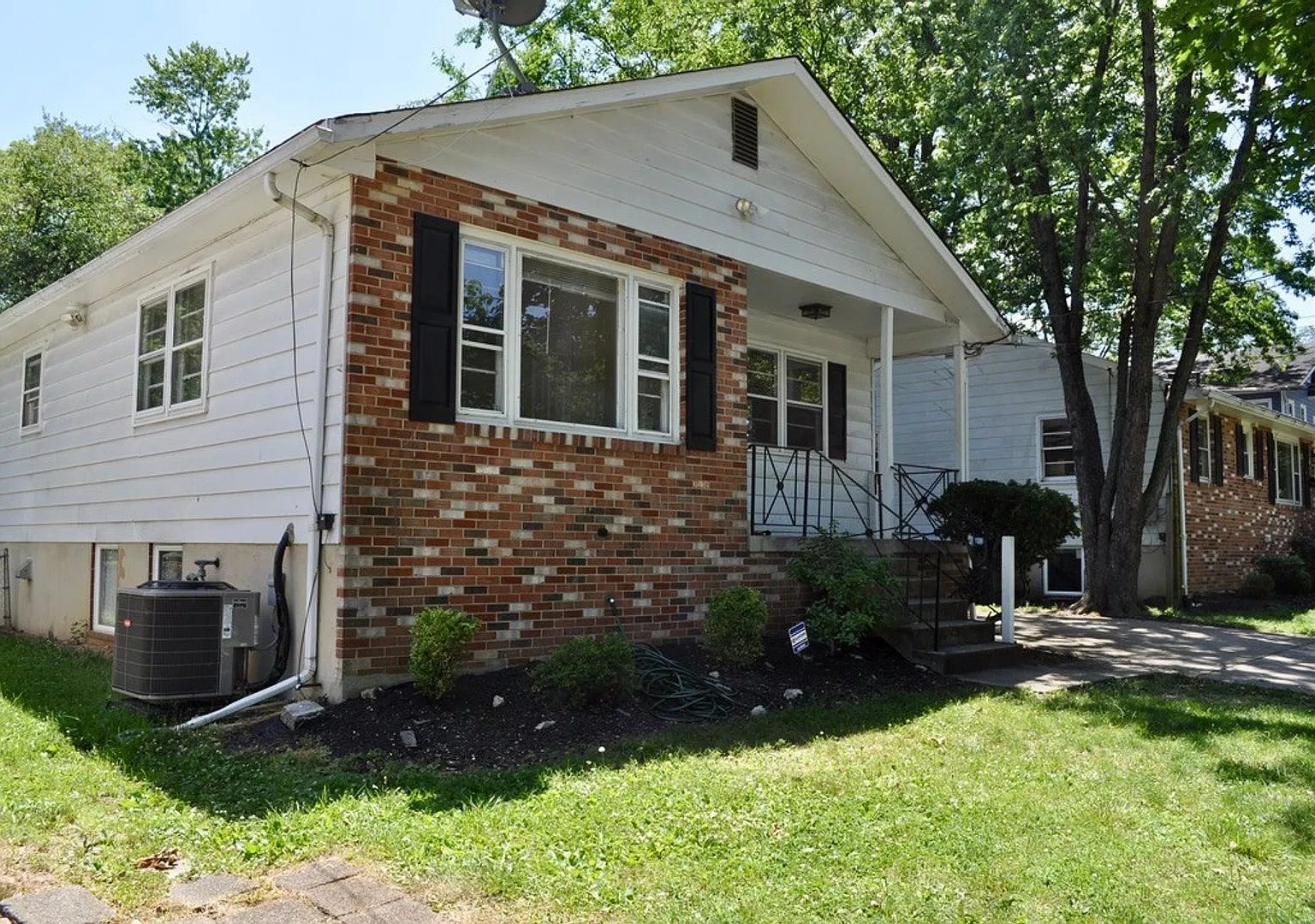 Perfect House for UMD Students -- Very Close to Campus! — Photo 2