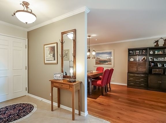4th image of 90 Franklin Pl E APT 308