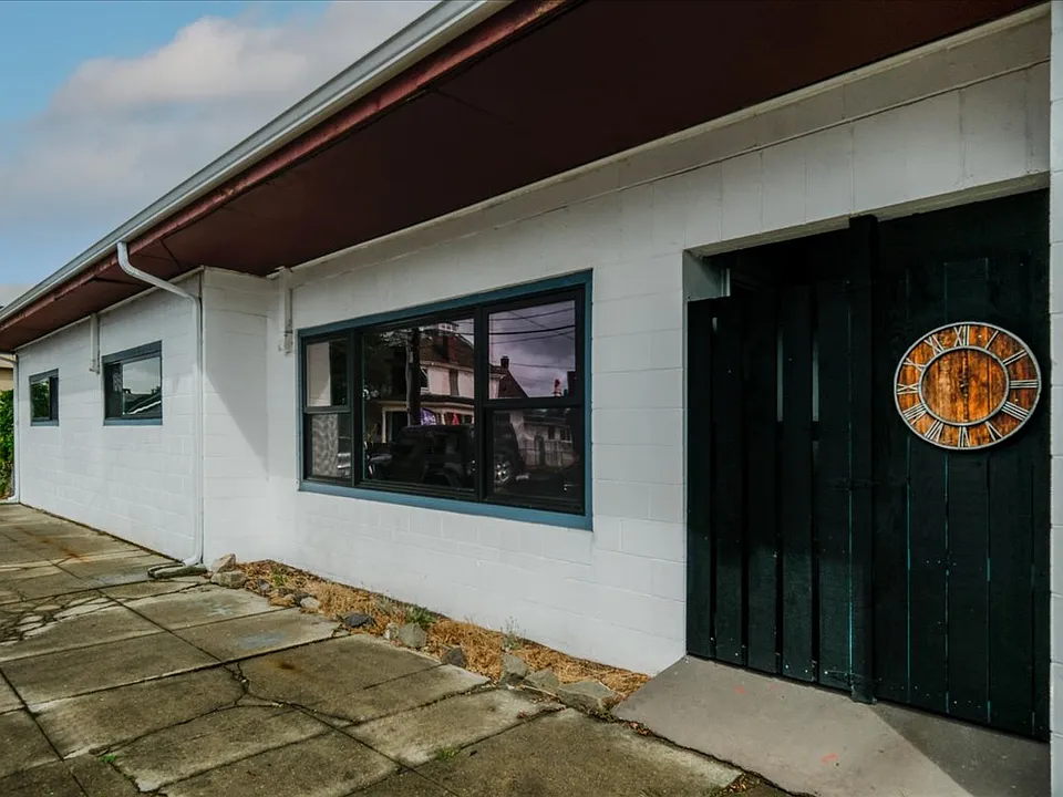 105 W Walnut St