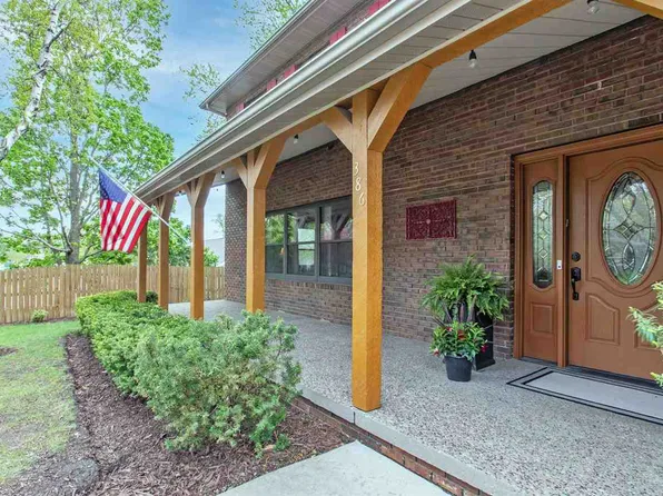 386 Holiday Rd, Coralville, IA 52241