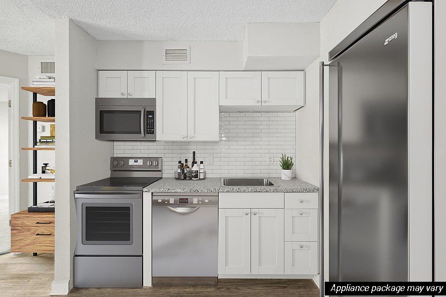 Lenox Cove NEWLYRENOVATED APARTMENTS 8737 Baymeadows Rd