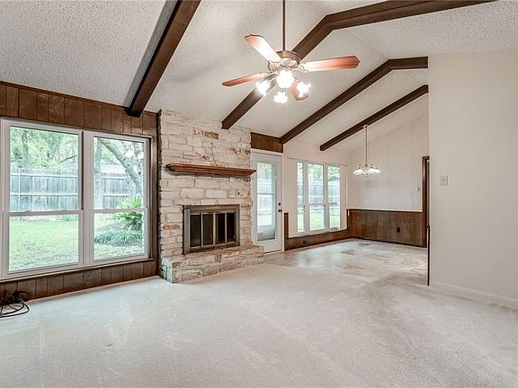 5th image of 304 S Lake Creek Dr