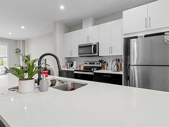 3rd image of 75 S Ellington Cres