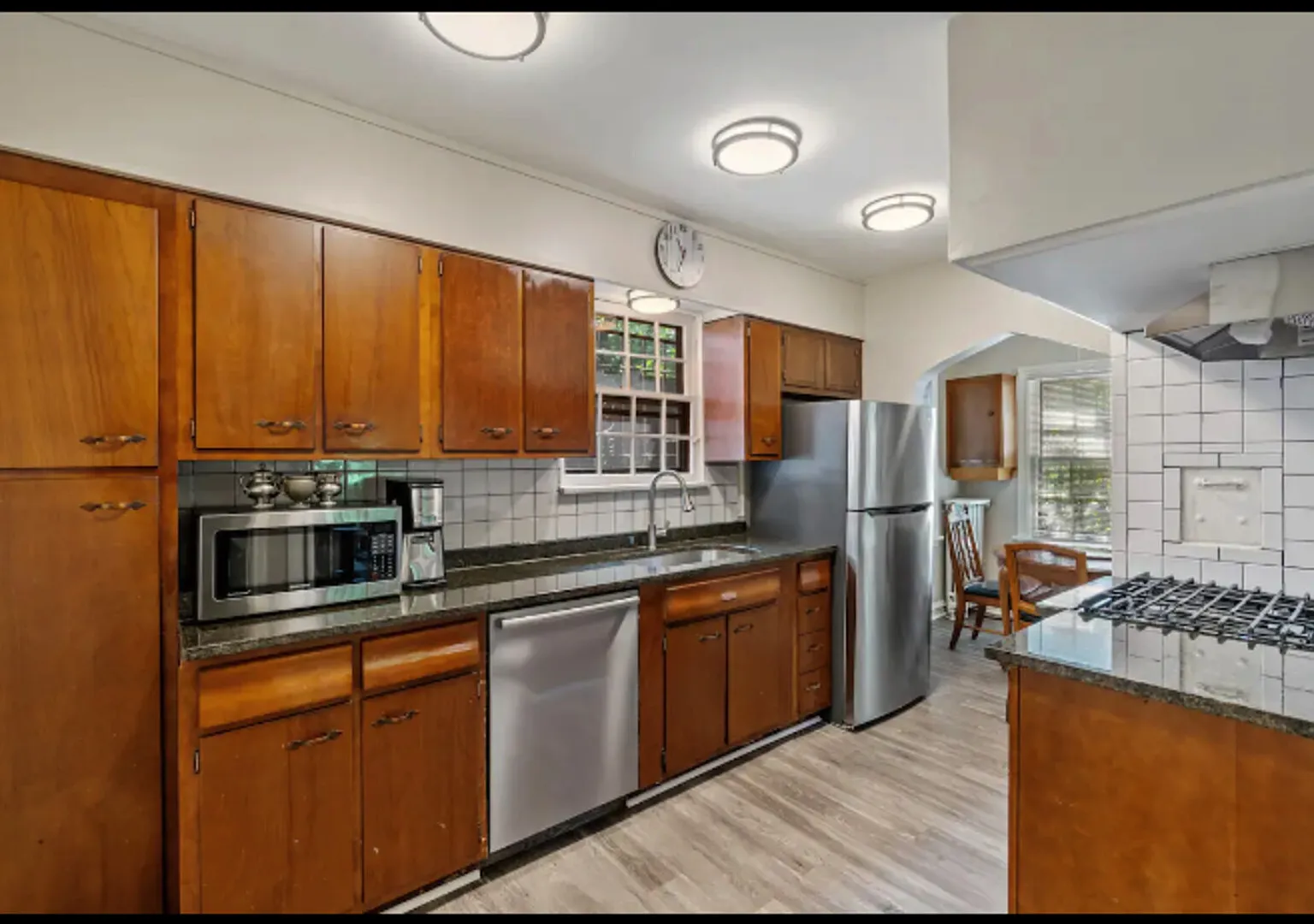 1st floor apt nr Shaker HTS close to RTA rail & main hospitals in Cle — Photo 2