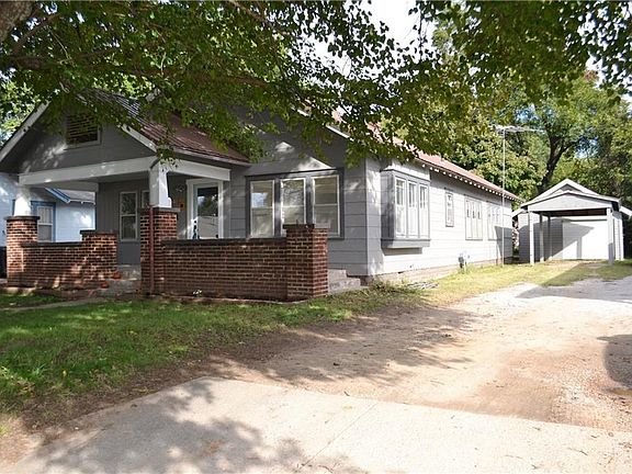 Detached 1 car garage and covered carport with long drive!