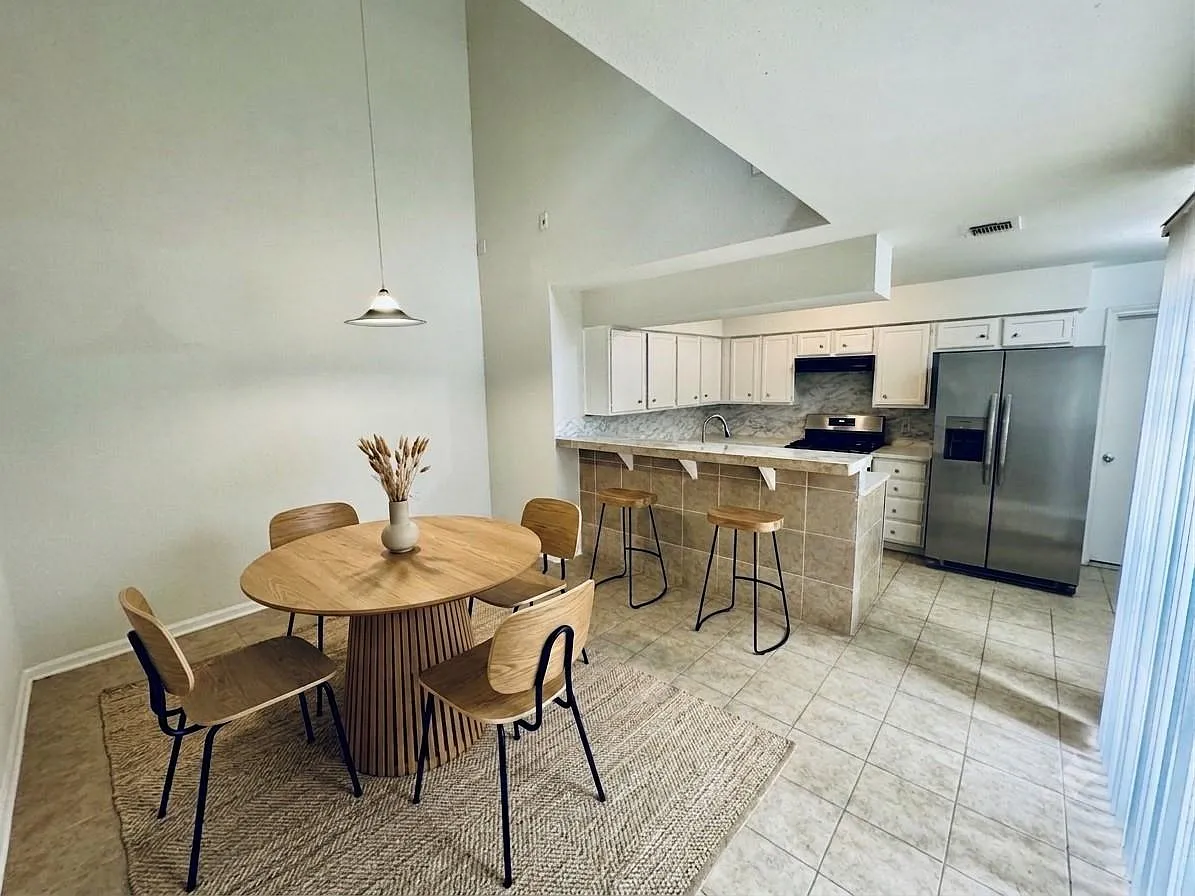 2 bed, 2.5 bath, 1721 sqft, $1,300 — Photo 4