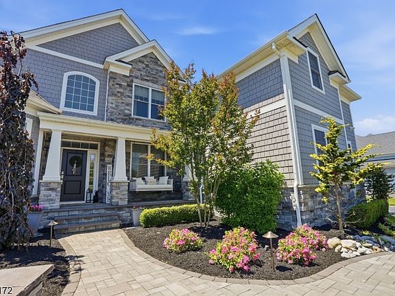 3rd image of 18 Waterford Way