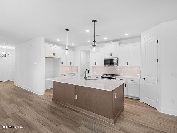 5th image of 17 JAMESTOWN Court