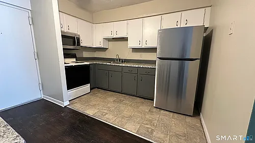 581 Crown St Photo 1