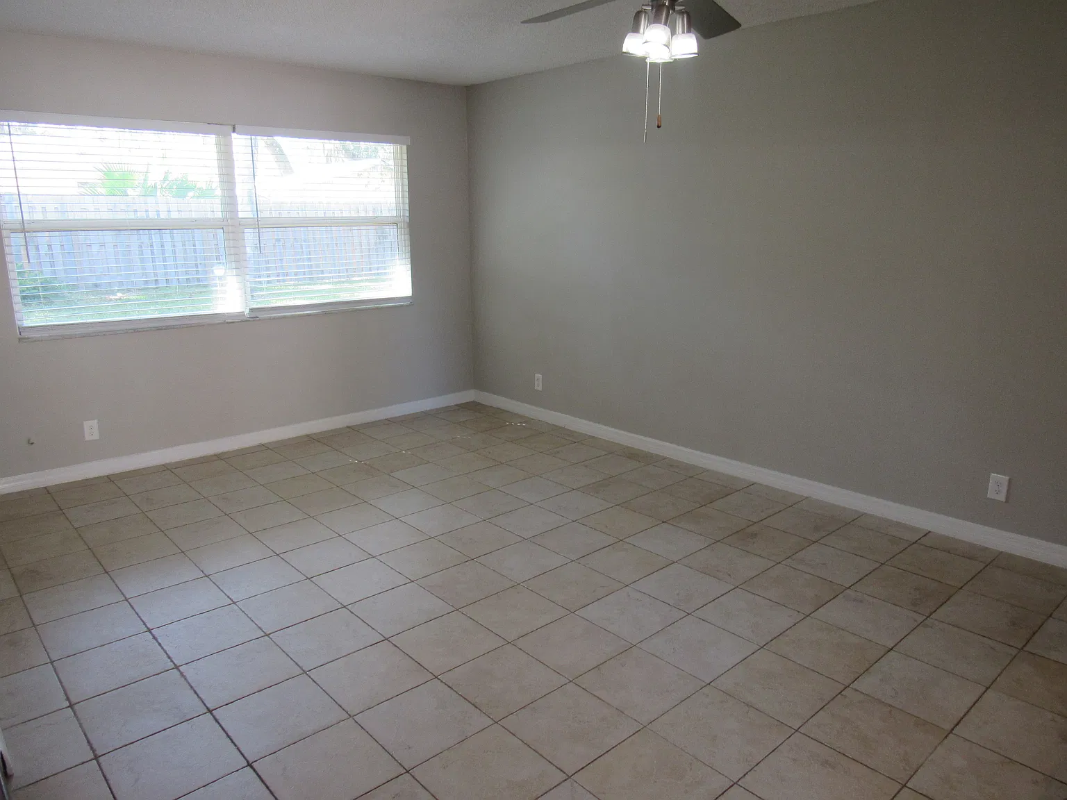 Updated 3/2 in SCHS district, pet friendly w/ large, fenced yard — Photo 2